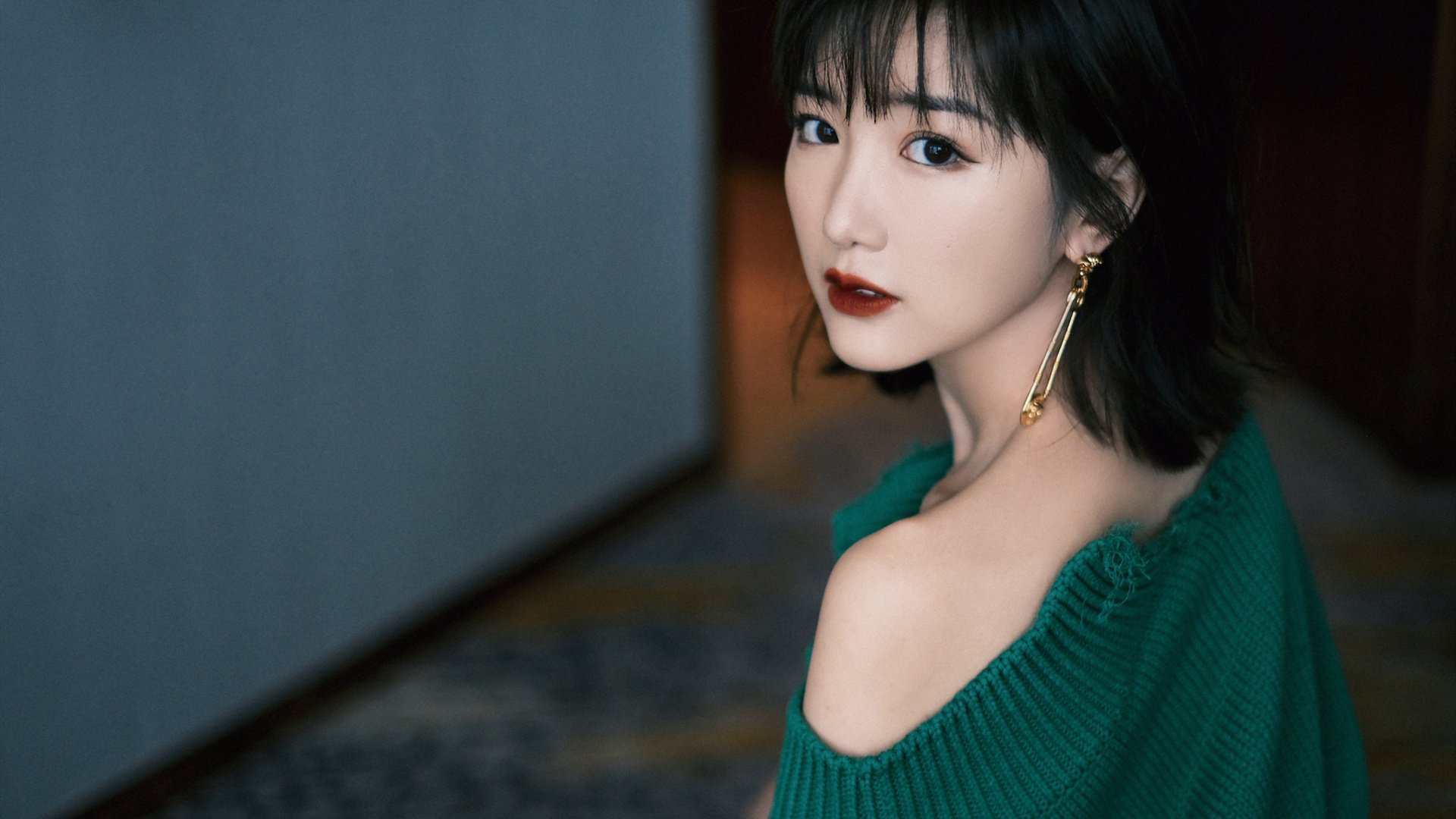 “泥泞狂飙：雨后赛道的疯狂追逐”，泥泞后面跟什么词