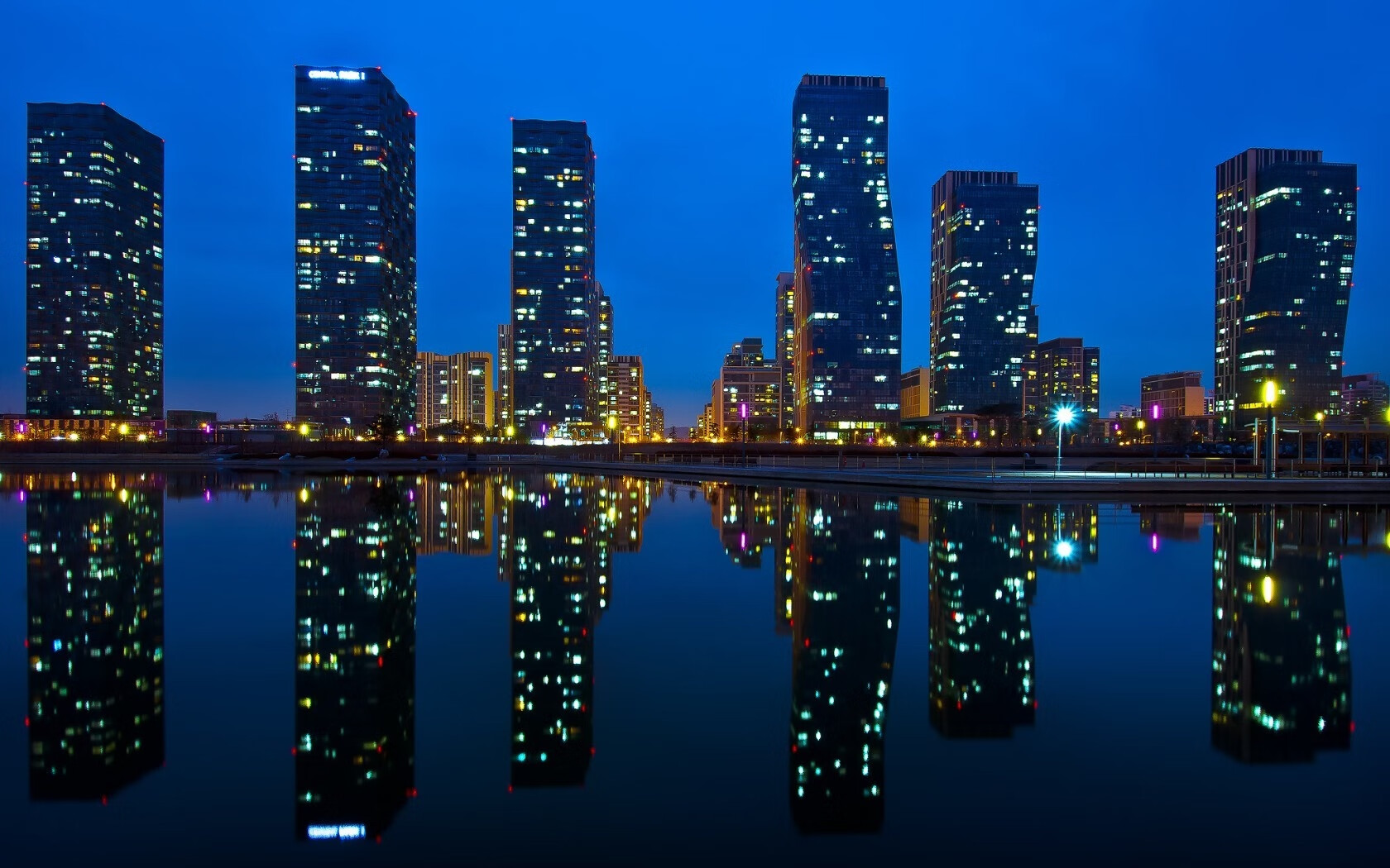 JiuyouAPP下载-《2025电竞行业新政策发布，引领行业健康发展》，未来20年电竞发展趋势